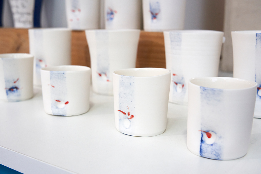 Sylvie Lorne petite tasse en porcelaine dans la galerie argilla à aubagne